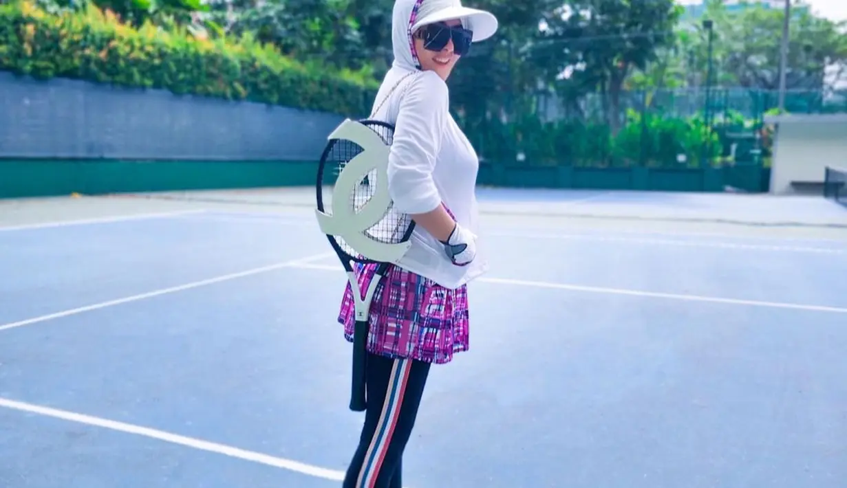 Syahrini jarang tampil di layar kaca televisi. Meski begitu, ia tetap aktif unggah foto-foto terkininya di Instagram. Berbagai kegiatan Syahrini sering diunggah di Instagram termasuk saat berolahraga. Salah satu olahraga yang belakangan ini digeluti Syahrini yakni bermain tenis. (Liputan6.com/IG/princessyahrini)