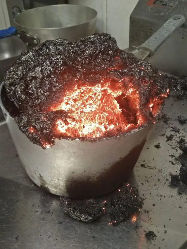 Bikin Ngakak, 8 Potret Kocak Orang-Orang yang Alami Hari Buruk Saat Memasak