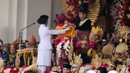 Jokowi memimpin upacara Peringatan Detik-detik Proklamasi Kemerdekaan Republik Indonesia di Istana Merdeka. Jokowi bertindak sebagai inspektur upacara. (AP Photo/Achmad Ibrahim)
