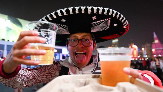 Foto: Menikmati Bir di Pembukaan FIFA Fan Festival Piala Dunia 2022