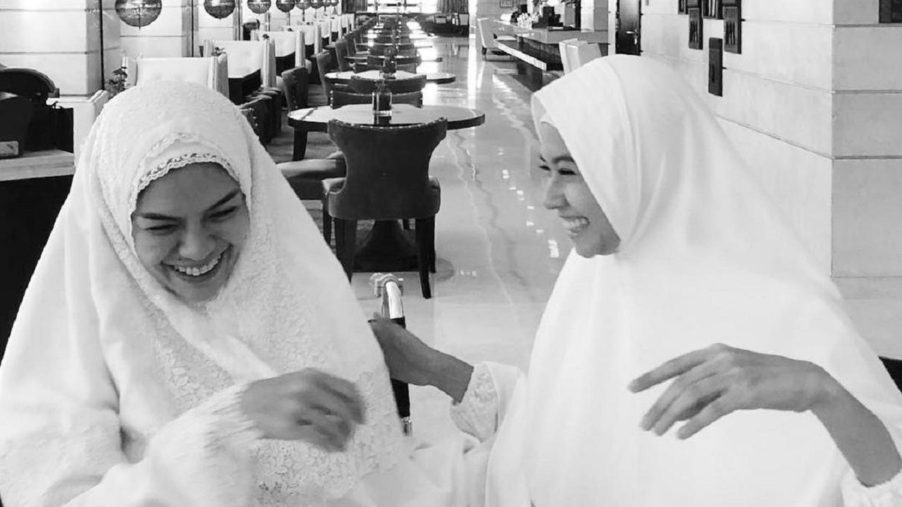 Cantiknya Yuki Kato Kenakan Hijab Putih dan Hitam Saat Umrah