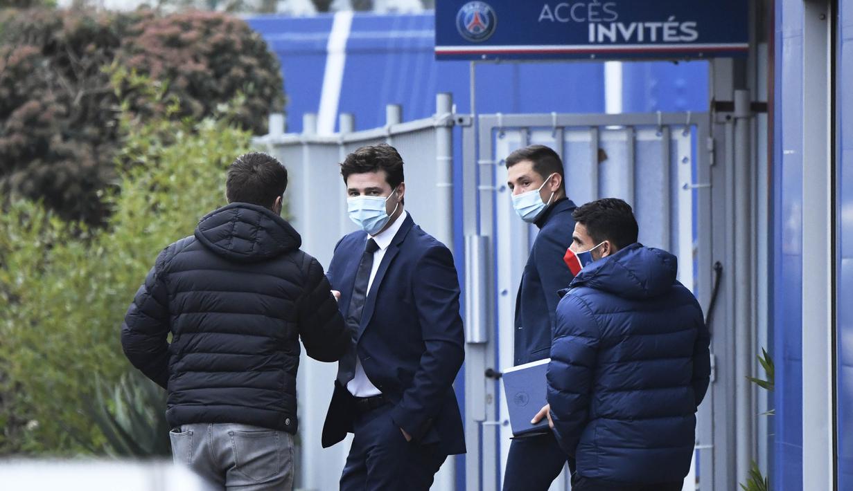 Pelatih Paris Saint-Germain (PSG), Mauricio Pochettino, meninggalkan Pusat Latihan PSG di Paris, Selasa, (5/1/2021).  PSG resmi memperkenalkan Pochettino sebagai pelatih baru. (Photo by Bertrand GUAY / AFP)
