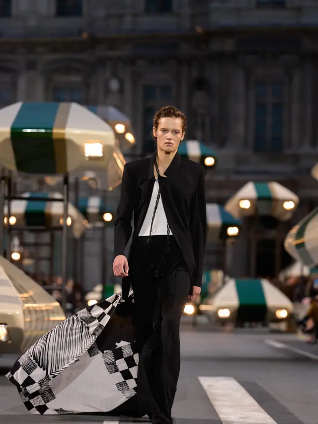 Louis Vuitton Spring/Summer 2027 Hadirkan Busana Ringan yang Mengikuti Gerak Tubuh