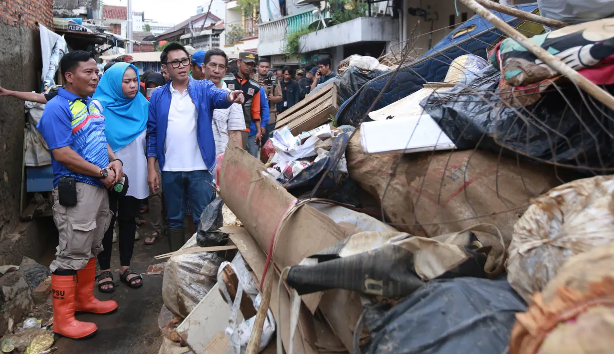 Eko Patrio sambangi korban banjir di Bidara Cina, Jakarta Timur Jumat (03/01/2020). (Foto: Deki Prayoga/Dream)