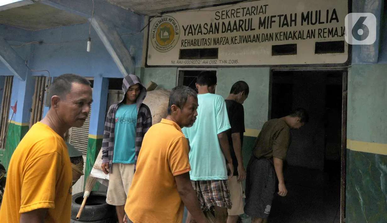 Daarul Miftah Mulia namanya. Pesantren  di Kampung Cisuuk Rt 04, Rw 02, Desa Cibeutung Udik, Kecamatan Ciseeng, Bogor ini sudah 14 tahun berdiri dan sudah  ribuan ODGJ baik karena stress, depresi, penyalahgunaan narkoba, dan lain-lain disembuhkan. (merdeka.com/Arie Basuki)