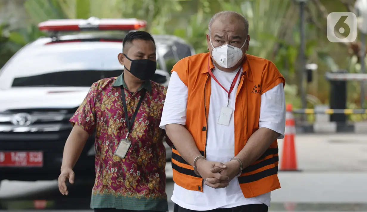 Pemilik Grup Dempo Muhammad Yamin Kahar (kanan) penyuap Bupati Solok Selatan Muzni Zakaria tiba di Gedung KPK, Jakarta, Kamis (19/3/2020). Kahar diperiksa sebagai tersangka untuk melengkapi berkas suap proyek jembatan dan pembangunan masjid Solok senilai Rp 69,8 miliar. (merdeka.com/Dwi Narwoko)