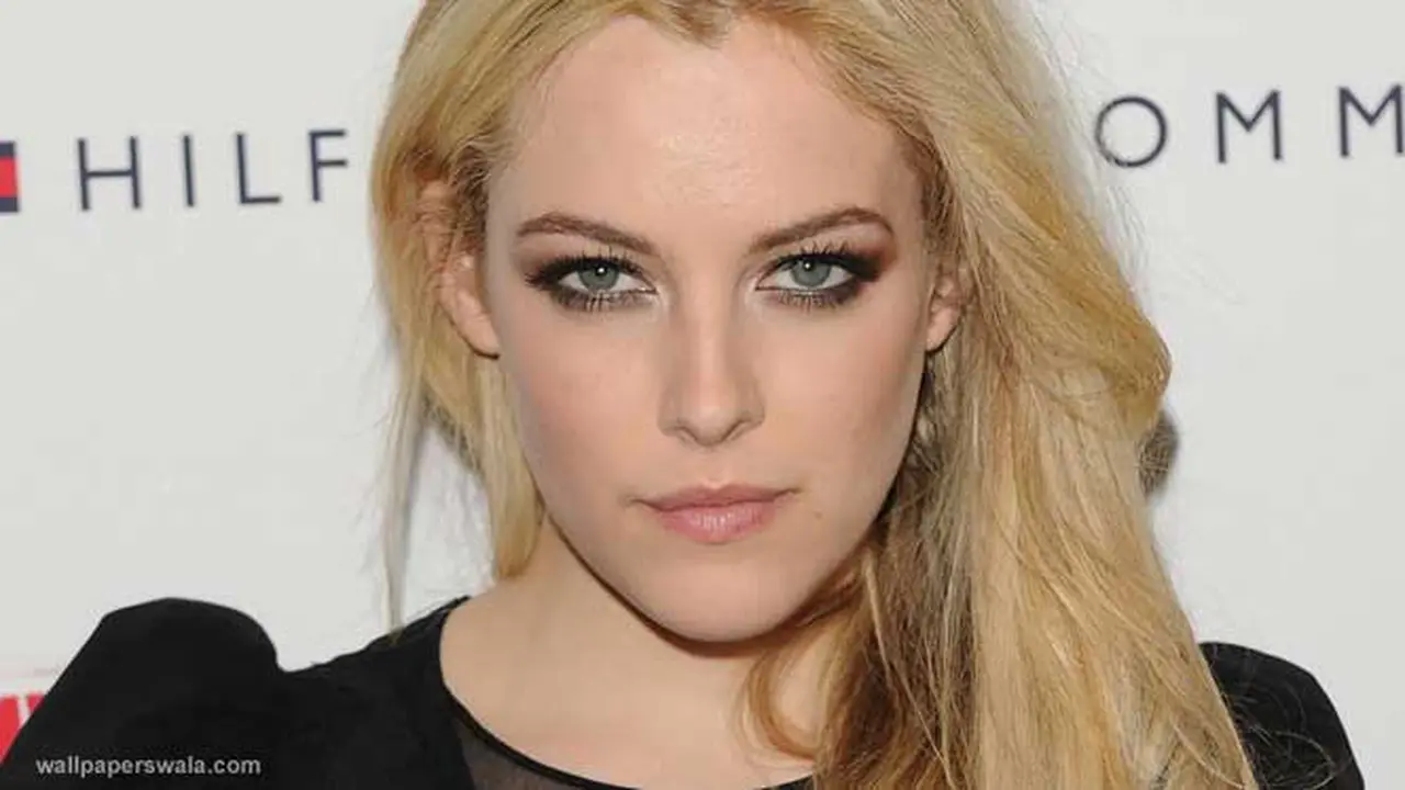 riley-keough-130704b.jpg