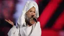 Penyanyi Rita Ora menjadi pengisi acara MTV Europe Music Awards (MTV EMA) 2017 di The SSE Arena, London, Minggu (12/11). Mantel ala jubah mandi Rita itu merupakan keluaran Palomo Spanyol untuk musim semi 2018. (Photo by Joel Ryan/Invision/AP)