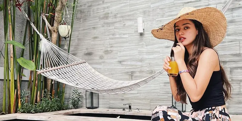 Pesona Susan Sameh saat Pakai Topi Gayanya Makin Keren Photo