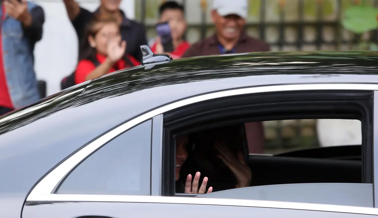 Usai ditetapkan sebagai Bakal Calon Presiden, Ganjar Pranowo terlihat meninggalkan Istana Batu Tulis satu mobil dengan Presiden Joko Widodo. (Liputan6.com/HO)