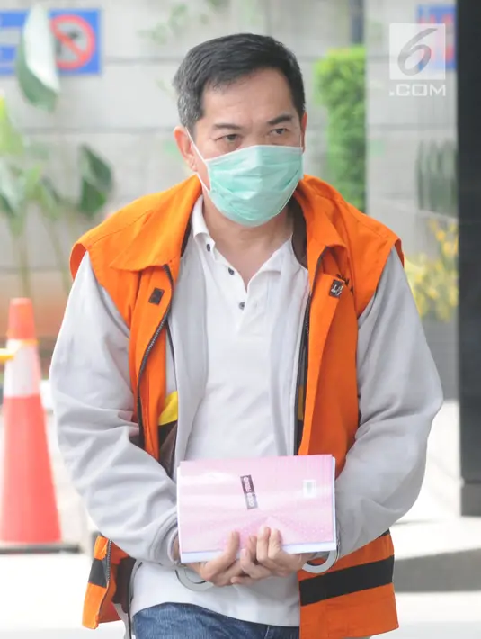 Pengacara Alfin Suherman tiba untuk menjalani pemeriksaan di Gedung KPK, Jakarta, Senin (29/7/2019). Alfin Suherman diperiksa sebagai tersangka pemberi dugaan suap ke Asisten Tindak Pidana Umum Kejaksaan Tinggi DKI Agus Winoto terkait penanganan perkara di PN Jakarta Barat. (merdeka.com/Dwi Narwoko)