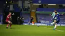 Pemain Chelsea Kai Havertz mencetak gol ke gawang Everton yang kemudian dianulir karena handball pada pertandingan Liga Inggris di Stadion Stamford Bridge, London, Inggris, Senin (8/3/2021). Chelsea menang 2-0. (John Sibley/Pool via AP)