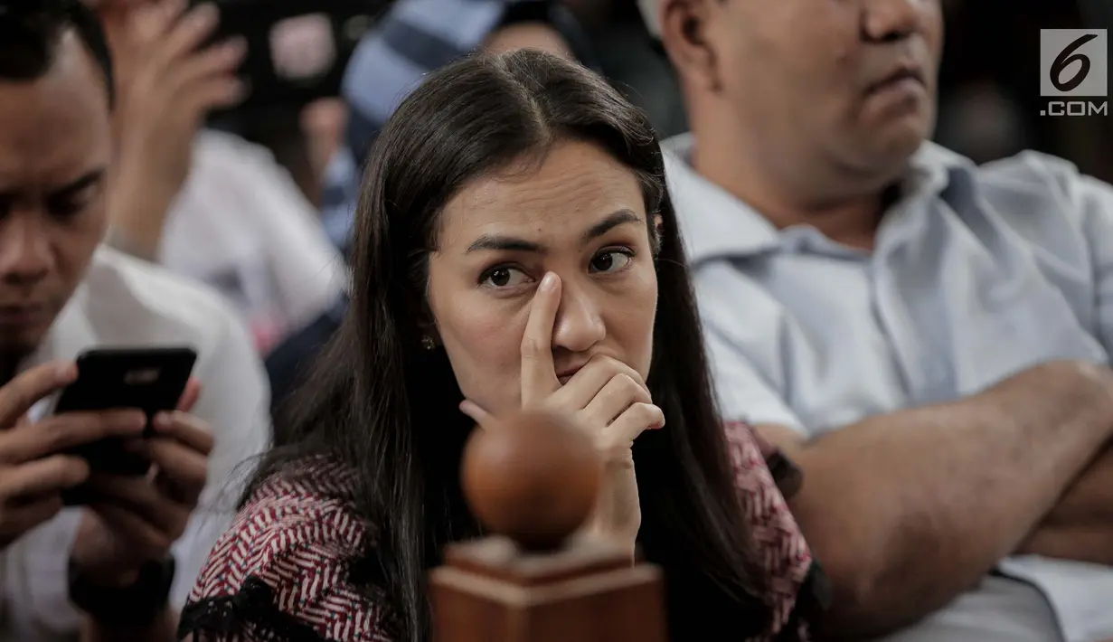 Ekspresi Atiqah Hasiholan saat menghadiri sidang putusan kasus dugaan penyebaran berita bohong atau hoaks dengan terdakwa Ratna Sarumpaet di PN Jakarta Selatan, Kamis (11/7/2019). Sesekali, matanya menatap sang ibunda yang duduk di muka majelis hakim. (Liputan6.com/Faizal Fanani)