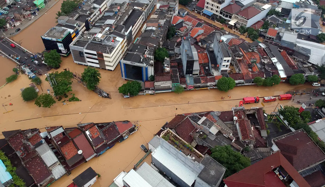 Kondisi Jalan Jatinegara Barat yang tergenang banjir akibat luapan sungai Ciliwung, Jakarta Timur, Selasa (6/2). Genangan membuat jalan Jatinegara terputus, pasalnya ketinggian air yang tumpah ke Jalan sebetis orang dewasa. (Liputan6.com/Arya Manggala)