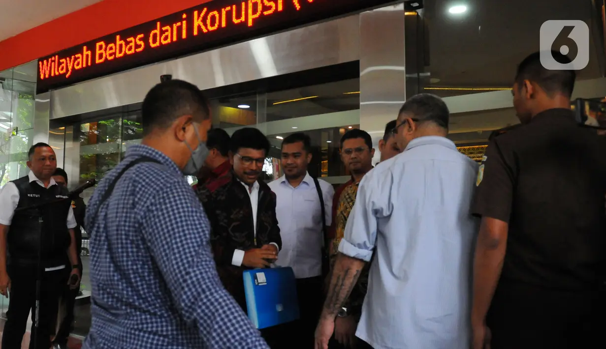 Plate meninggalkan Kejagung setelah 6 jam diperiksa.  Kasus korupsi BTS Bakti Kominfo bermula dalam rangka memberikan pelayanan digital di daerah terdepan, terluar, dan tertinggal Kominfo membangun infrastruktur 4.200 site BTS. (merdeka.com/Imam Buhori)