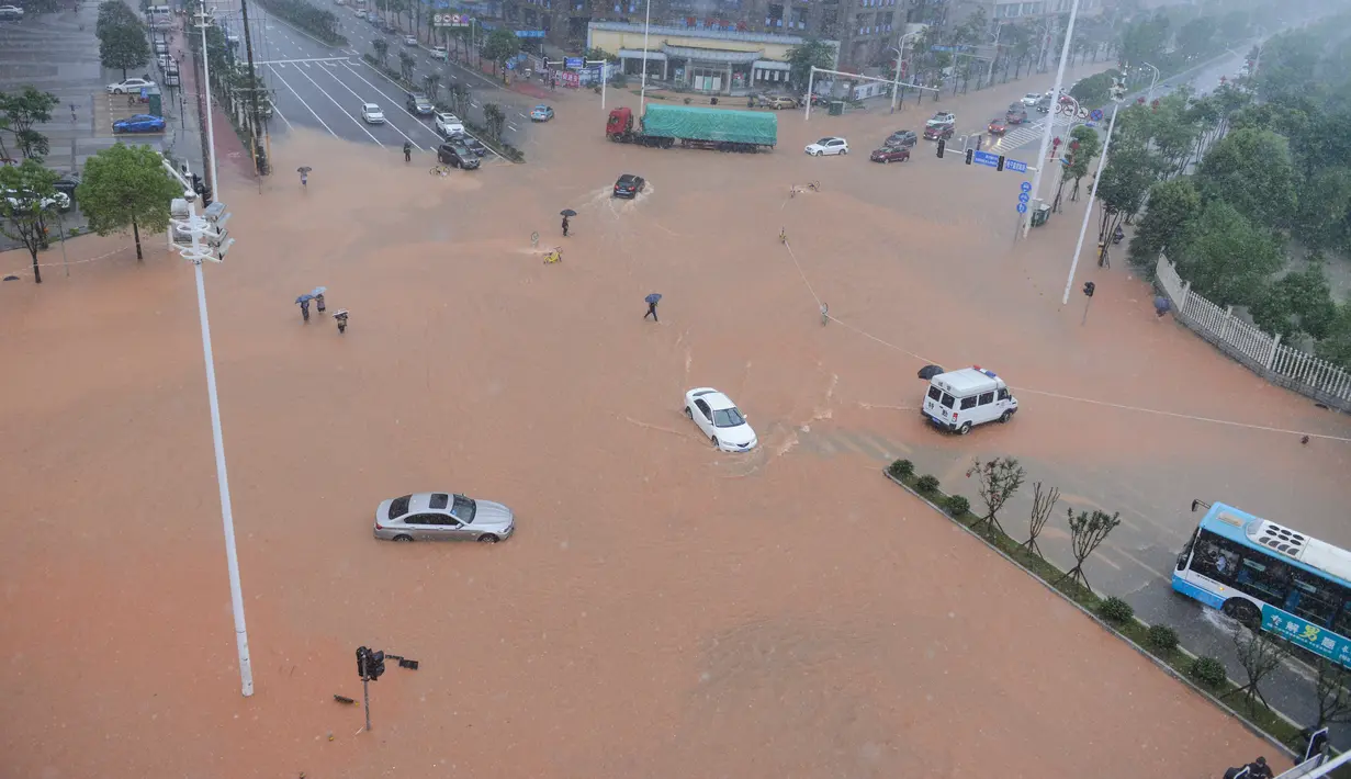Pemandangan menunjukkan sebuah jalan terendam banjir di Changsha, provinsi Hunan, China (2/7). Curah hujan yang tinggi membuat air sungai Xiangjiang meluap dan mengakibatkan banjir di provinsi Hunan. (AFP Photo/Str/China Out)