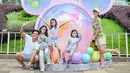 <p>Pasangan selebriti Surya Insomnia dan Tyara Renata membagikan momen liburan bersama keluarganya di Hong Kong. Berikut keseruan pasangan yang telah dikaruniai tiga orang anak ini liburan bersama teman-teman dan keluarganya. [Instagram/suryainsomnia]</p>