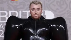 Sam Smith berpose untuk fotografer setibanya pada karpet merah Brit Awards 2023 di London, Sabtu (11/2/2023). Pelantun ‘Unholy’ ini memakai gaun unik berwarna hitam, lengkap dengan sepatu heels dan sarung tangan berwarna senada. (Photo by Vianney Le Caer/Invision/AP)