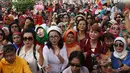 Ratusan emak-emak dari masyarakat pencinta kebaya dan sarung Indonesia saat mengikuti parade di Bundaran HI, Jakarta, Minggu (28/7/2019). Parade tersebut bertujuan untuk mengajak masyarakat agar mencintai busana tradisional khas Indonesia. (Liputan6.com/Angga Yuniar)