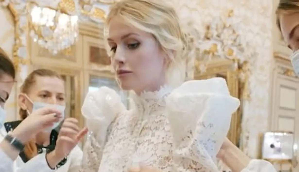 Kemegahan gaun terpancar dari rancangan yang istimewa, terinspirasi dari gaya Victorian. (Foto: Instagram/ Dolce & Gabbana)