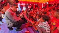 Kapolri Jenderal Listyo Sigit Prabowo meninjau posko pengungsian bencana erupsi Gunung Lewotobi Laki-laki, Nusa Tenggara Timur (NTT), Senin (18/11/2024). (Foto: Humas Polri)