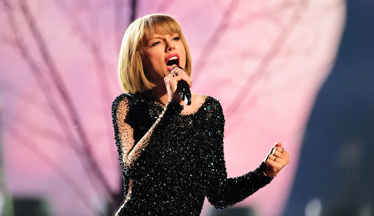 Taylor Swift sosok penyanyi berbakat dan multitalenta. Dibalik itu semua, Taylor dikenal jago banget menciptakan lagu dan membuat puisi sejak duduk di bangku SD. (AFP/Bintang.com)