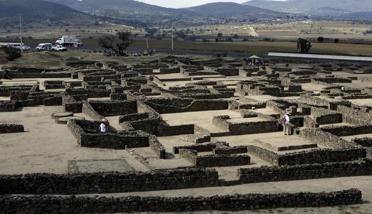 Sejumlah awak media melakukan tur di reruntuhan pra Hispanik dari Zultepec - Tocoaque terletak di Mexico City, Meksiko, (18/11/2015). Arkeolog menemukan pengaruh suku Aztec pada reruntuhan  pra - Hispanik dari Zultepec - Tocoaque. (REUTERS/Henry Romero)