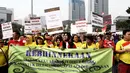 Sepanjang jalan, para peserta membentangkan spanduk tentang menjaga keharmonisan di negeri yang beragam ini, Jakarta, Minggu (16/11/2014). (Liputan6.com/Faizal Fanani)