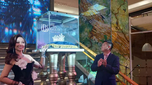 Poppy Capela Pamerkan Mahkota Miss Universe Indonesia