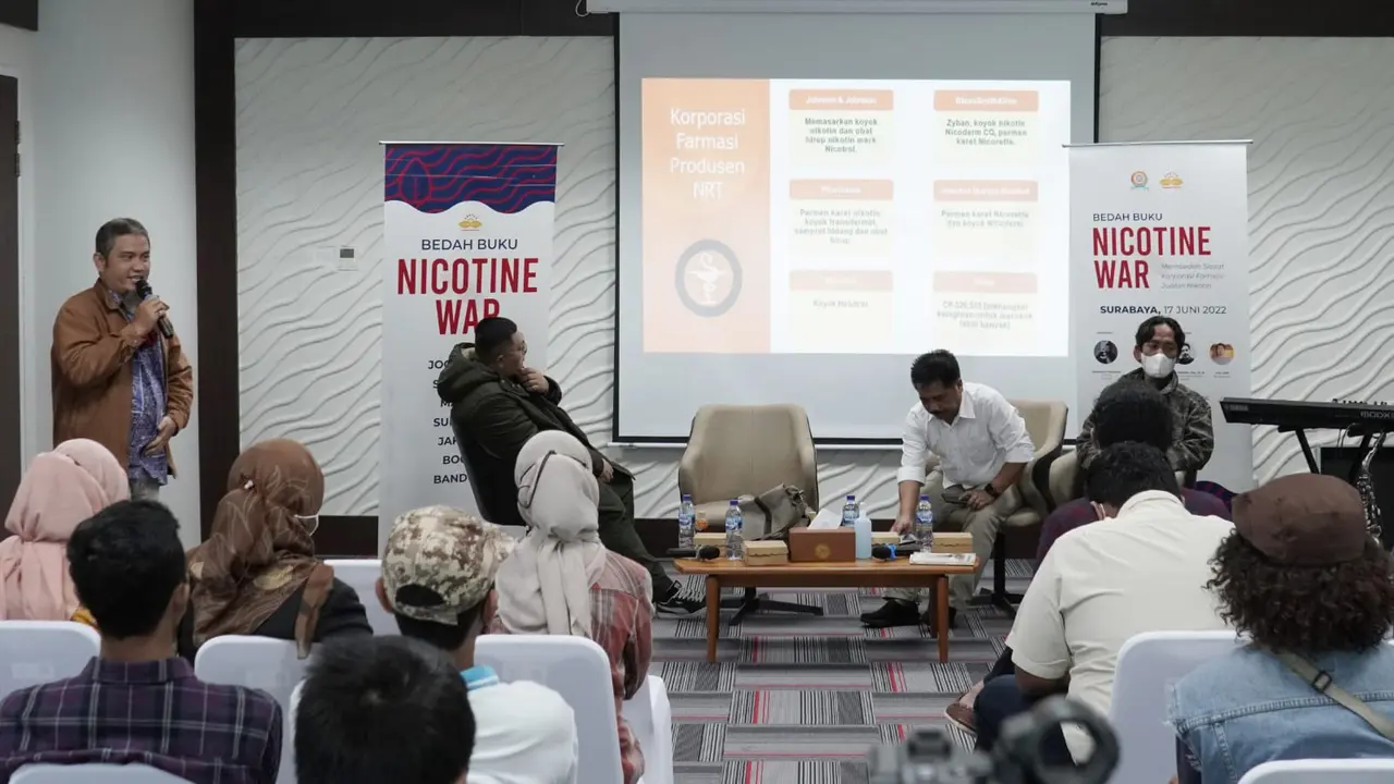 Bedah buku Nicotine War di Unair. (Dian Kurniawan/Liputan6.com).
