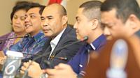 Victor Laiskodat (tengah) memberikan keterangan saat jumpa pers di Jakarta, Jumat (12/2). Partai NasDem resmi mendeklarasikan dukungan kepada Basuki T Purnama sebagai calon gubernur di Pilgub 2017. (Liputan6.com/Immanuel Antonius)