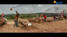 Warga Jonggol, Kab. Bogor, Jawa Barat, menggelar pesta rakyat perang meriam karbit, sebagai tradisi unik merayakan Idul Fitri.
