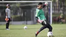 Kiper Timnas Indonesia, Awan Setho, mengirim umpan saat latihan di Lapangan ABC Senayan, Jakarta, Selasa (20/11). Latihan ini persiapan jelang laga Piala AFF 2018 melawan Filipina. (Bola.com/Vitalis Yogi Trisna)