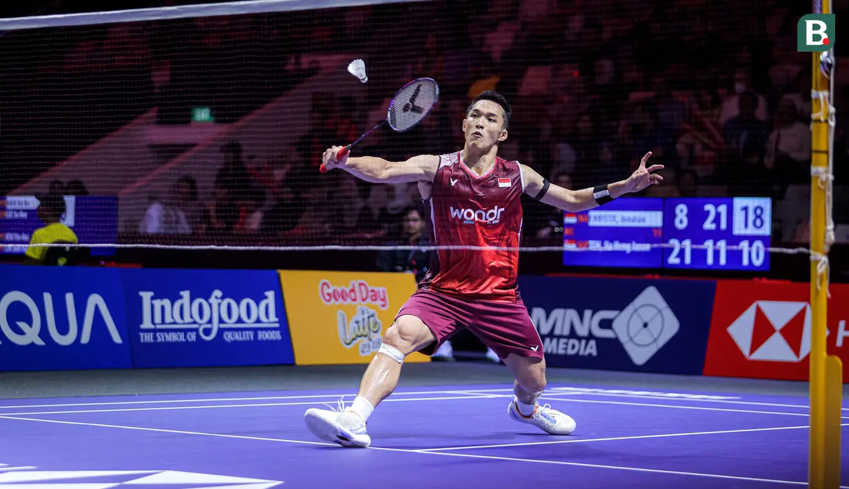 <p>Pebulu tangkis tunggal putra Indonesia, Jonatan Christie berusaha mengembalikan kok ke arah wakil Singapura, Jia Heng Jason Teh dalam laga 32 besar Indonesia Open 2025 di Istora Senayan, Jakarta, Selasa (03/06/2025). (Bola.com/Bagaskara Lazuardi)</p>