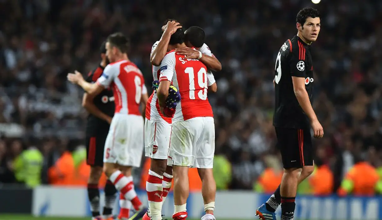 Pemain Arsenal merayakan kemenangan atas Besiktas (1-0) di play-off Liga Champions di Stadion Emirates, London, (28/8/2014). (AFP PHOTO/Ben Stansall)
