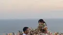 Yakup Hasibuan saat memberikan kejutan romatis untuk Jessica Mila. Ia memberikan bunga dan berlutut di hadapan Jessica Mila sambil menunjukkan cincin dan berkata 'Will you marry me?'.  (Instagram/enzystoria)