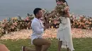 Yakup Hasibuan saat memberikan kejutan romatis untuk Jessica Mila. Ia memberikan bunga dan berlutut di hadapan Jessica Mila sambil menunjukkan cincin dan berkata 'Will you marry me?'.  (Instagram/enzystoria)