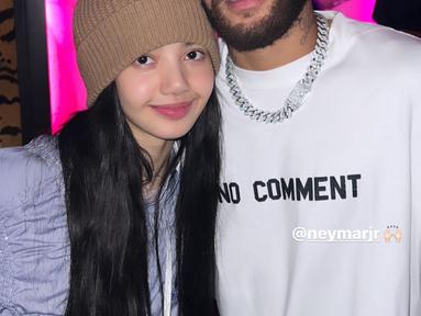 Lisa Blackpink berpose dengan pesepakbola asal Brasil Neymar Jr. Momen kebersamaan itu diunggah sang idol lewat insta story akun Instagram pribadinya. Unggahan itu ditautkannya ke akun Instagram sang pesepakbola dengan emoji perayaan. Neymar ikut mengunggah ulang foto tersebut di Insta Story miliknya. (Instagram/ lalalalisa_m)