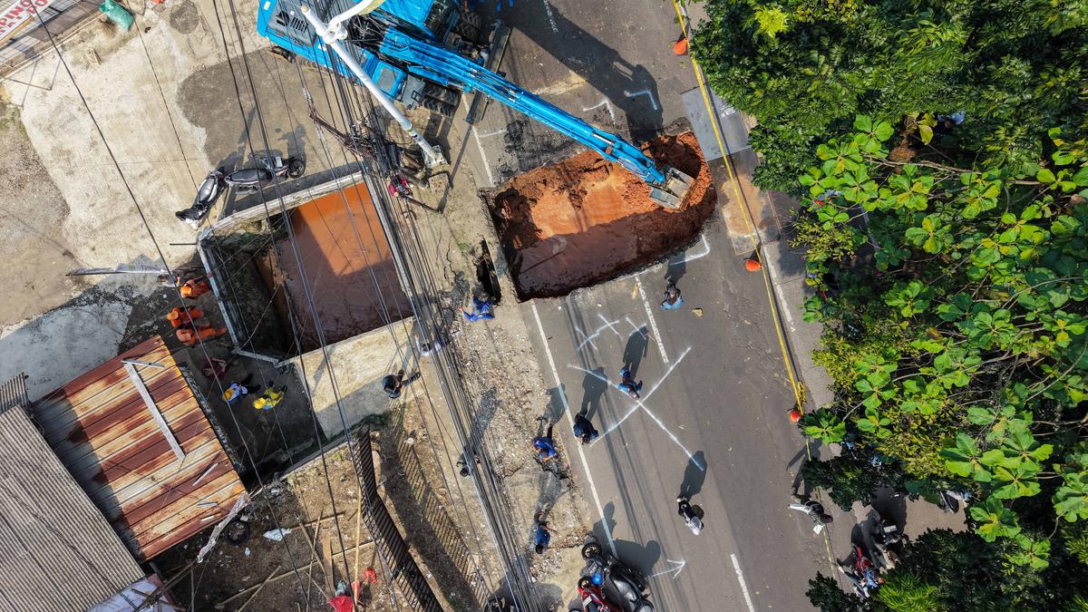 Alat Berat Dikerahkan Benahi Jalan Ambles di Lenteng Agung
