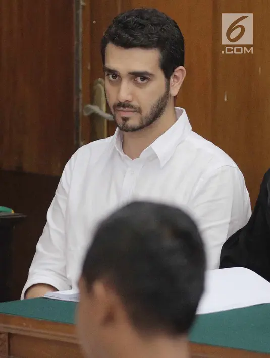 Ekspresi aktor Fachri Albar saat mendengarkan keterangan saksi dalam sidang di PN Jakarta Selatan, Kamis (24/5). Pada dakwaan primer, Fachri dikenakan Pasal 111 Ayat (1) dan Pasal 112 ayat (1) UU RI No. 35 Tahun 2009. (Liputan6.com/Faizal Fanani)