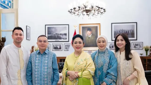 Baju Lebaran Nagita Slavina. [@raffinagita1717]