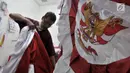 Penjahit merapikan bendera Merah Putih di Pasar Senen, Jakarta, Kamis (2/8). Salah seorang penjahit mengaku pesanan bendera Merah Putih meningkat hingga 50 persen dibandingkan bulan-bulan sebelumnya. (Merdeka.com/Iqbal Nugroho)