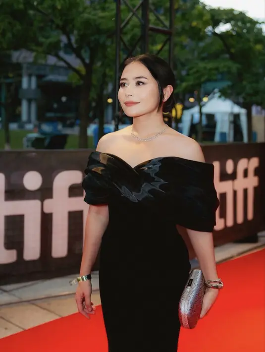 Melengkapi penampilan, Prilly membawa clutch warna silver. [@prillylatuconsina96]