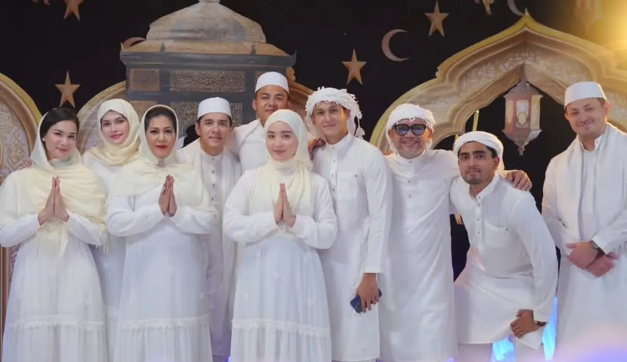 Natasha Wilona tampil dengan dress panjang ruffle lengan panjang. Dress yang memiliki renda pada bagian rok ini pun sama dengan pemain perempuan lainnya. [@natashawilona12]