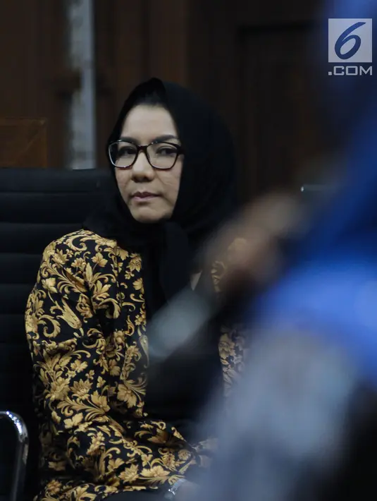 Terdakwa gratifikasi dan suap pemberian izin lokasi perkebunan kelapa sawit, Rita Widyasari menyimak keterangan saksi pada sidang lanjutan di Pengadilan Tipikor, Jakarta, Rabu (16/5). Sidang mendengar keterangan saksi. (Liputan6.com/Helmi Fithriansyah)