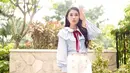 Sandra Dewi tampil cantik dengan mengenakan busana warna biru yang dipadu dengan celana putih. Ia menyempurnakan penampilannya dengan menenteng tas kecil warna merah. (Foto: instagram.com/sandradewi88)