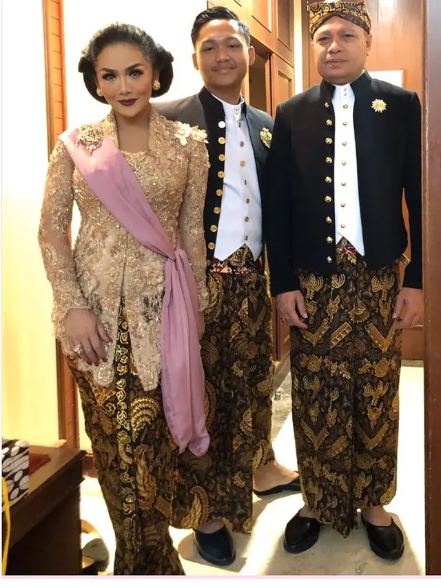 6 Gaya Krisdayanti saat Kenakan Kebaya, Cantik Nan Menawan