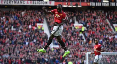 Penyerang Manchester United, Romelu Lukaku berselebrasi setelah mencetak gol ke gawang Everton pada laga pekan kelima Liga Inggris 2017/2018 di Stadion Old Trafford, Minggu (17/9). Setan Merah meraih kemenangan dengan skor nyaman 4-0. (Oli SCARFF / AFP)