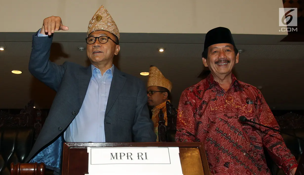 Ketua MPR Zulkifli Hasan (kiri) saat menghadiri sosilisasi Empat Pilar MPR di Jakarta, Jumat (9/3). Zulkifli berharap para peserta pilkada juga bisa berkampanye dengan wajar tanpa menghalalkan segala cara. (Liputan6.com/JohanTallo)