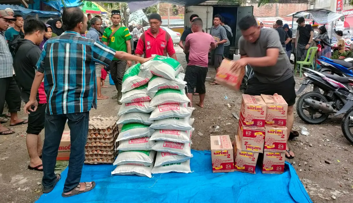 Warga mendistribusikan bantuan paket sembako kepada masyarakat terdampak banjir bandang di Aceh Utara, Provinsi Aceh, Selasa (04/01/22). Banjir bandang yang membawa material lumpur, pasir dan kayu bentuk kepedulian BRI membantu masyarakat untuk bangkit dari masa sulit. (Liputan6.com/HO/Humas BRI)